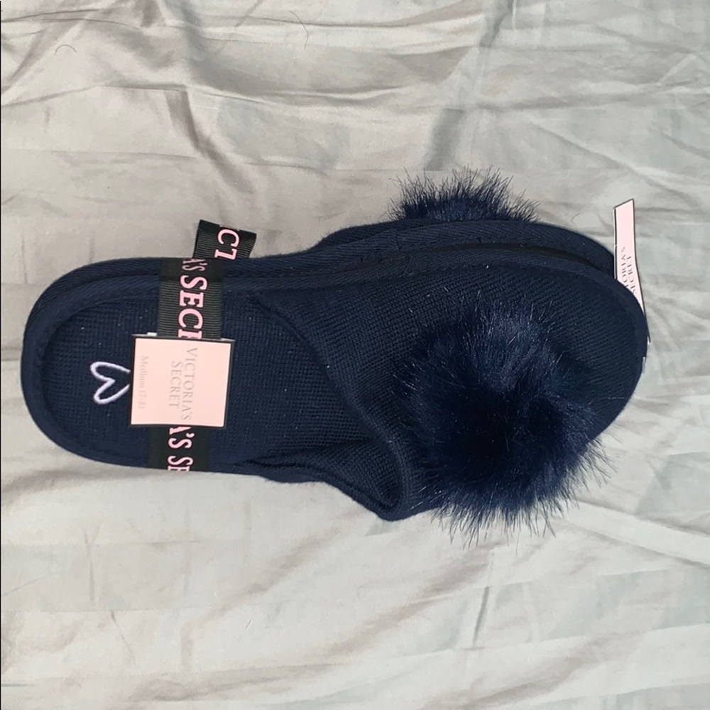 Victoria’s Secret slippers SIZE (7-8)